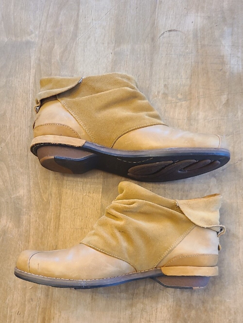 Patagonia Addie Slouch Ruffle Ankle Boots Leather Suede Tan Womens 6.5 - Picture 2 of 7